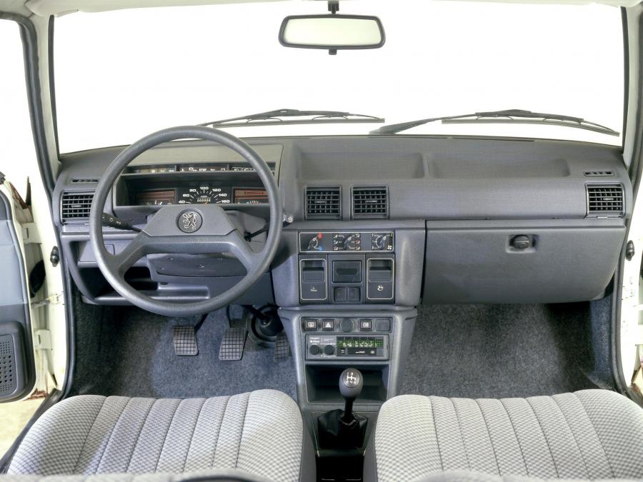 Торпедо Peugeot 305 1977 года  (фото 7 из 11)
